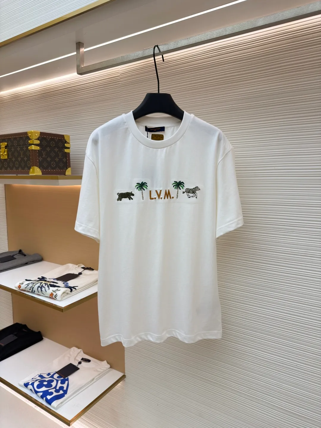 LOUIS VUITTON animal embroidery short-sleeved T-shirt ●Original version: Purchased and developed at 9350 ●Item number: 1682215-A05 ●Fabric: cotton fabric ●Technology: embroidery production ●Color: white ●Version: fitted version ●Weight: about 260 grams ●Size: XS-S-M-L ●Description: This embroidered short-sleeved T-shirt is made of high-end clothing technology. The fabric is made of 260g heavy-weight mercerized cotton. It has been treated with liquid ammonia mercerization to give the cotton a delicate luster. It is also anti-wrinkle and breathable, and its skin-friendliness and drape are greatly improved. The theme pattern on the chest adopts embroidery technology that combines Su embroidery flat stitch and seed embroidery. The animal and plant patterns show three-dimensional texture through different stitching methods. The letters are filled in with embroidery technology. The stitch density reaches 8 stitches per centimeter. The colors are full and the lines are neat. The embroidery edges are overlocked to avoid fuzzing. The neckline is reinforced with three needles and is paired with high-density rib fabric to keep it from loosening after long-term wear. The side seams of the body are seamlessly heat-pressed to reduce friction when worn. The overall style adopts a loose cut with slightly dropped shoulders, combined with three-dimensional cutting technology, which not only ensures wearing comfort, but also modifies the body line. The overall wiring is straight and delicate, the fabric is comfortable and soft, and the color is consistent without color difference. It can be matched with the same style to create a fashionable look and control various occasions. Customized accessories, complete with three standards, same style for men and women!